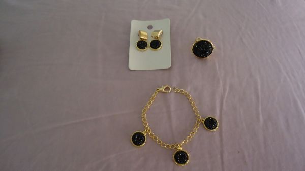 CONJUNTO COM BRINCO ANEL E PULSEIRA