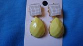 BRINCO QUADRADO BRANCO E GOTA AMARELA