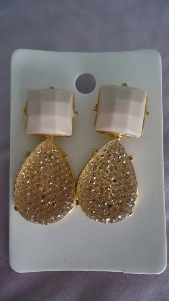 BRINCO QUADRADO NUDY E GOTA DOURADA